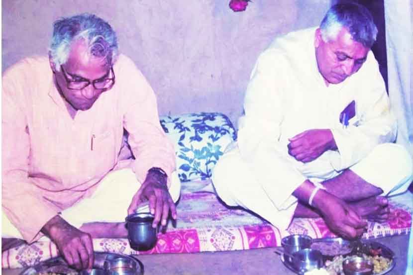 आजरा तालुक्यातील जगदीश देशपांडे यांच्या घरी भारतीय बैठक मारून भोजनाचा आस्वाद घेताना जॉर्ज फर्नाडिस.

