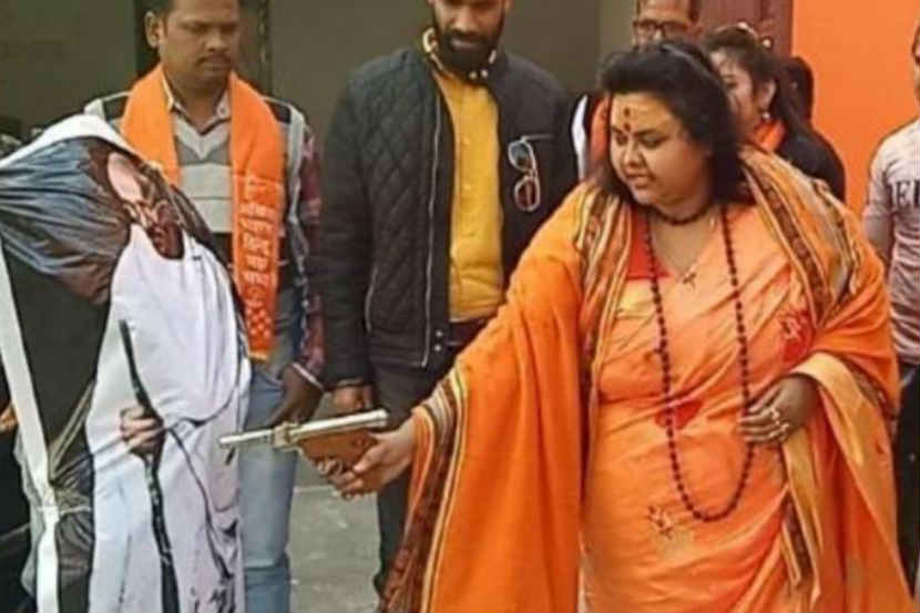 गांधीजींच्या पुतळ्यावर गोळी झाडणाऱ्या हिंदू महासभेच्या पूजा पांडेला अटक