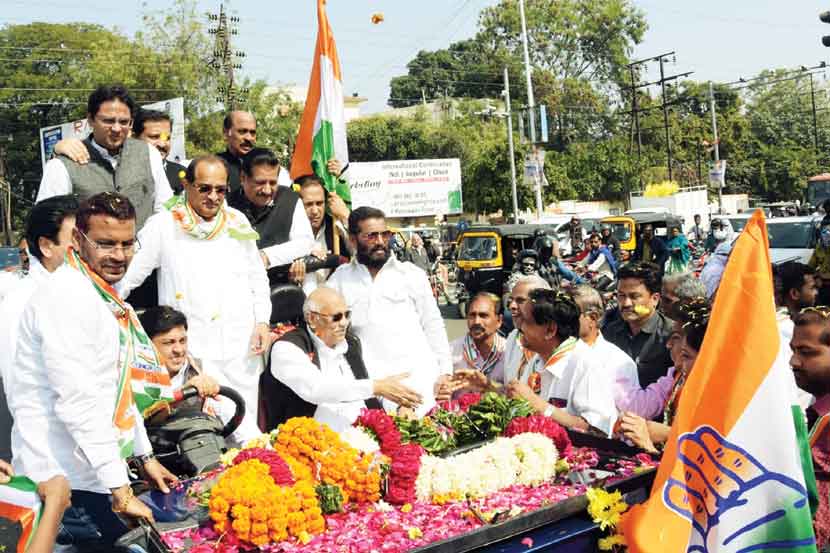 पूर्व विदर्भातून निघणाऱ्या काँग्रेसच्या जनसंघर्ष यात्रेची रथयात्रा प्रारंभ होण्याच्या पूर्वी पंक्चर झाला. 