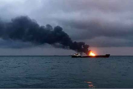 रशियातील समुद्रात तेलवाहू जहाजांना लागलेल्या आगीत कोल्हापूर जिल्ह्यातील एक खलाशी सापडला आहे.