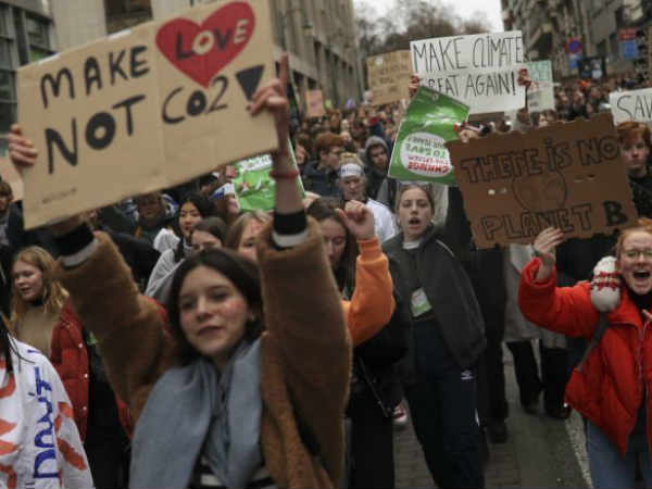 वातावरणाच्या संरक्षणासाठी विद्यार्थ्यांचे आंदोलन; शाळा, कॉलेज बंद