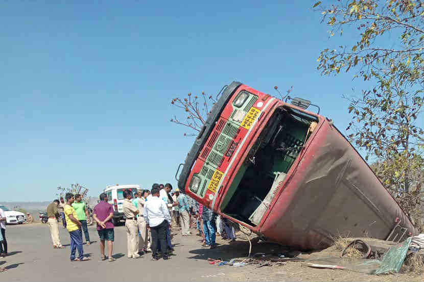 दापोली पिंपरी चिंचवड बसला महाडमध्ये अपघात, २५ प्रवासी जखमी