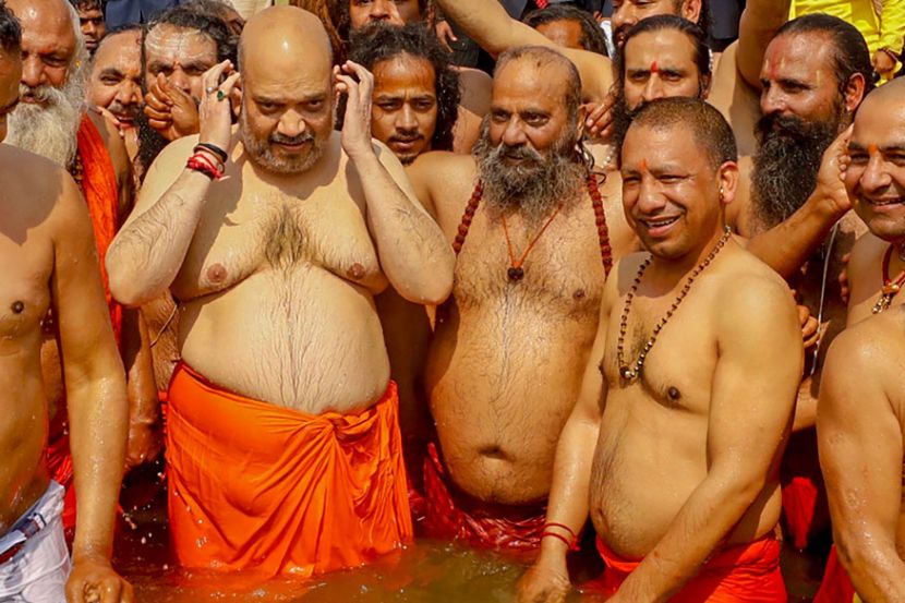 Video : अमित शहांनी केले कुंभमेळ्यात स्नान