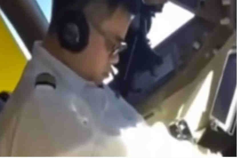 Video : विमान हवेत असताना वैमानिक चक्क झोपला