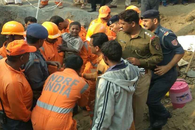 तब्बल १५ तासानंतर २०० फूट बोअरवेलमध्ये पडलेल्या मुलाची सुटका