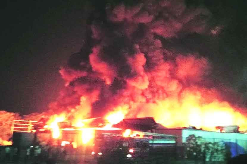दिघोडे गावाजवळ गोदामाला लागलेली आग