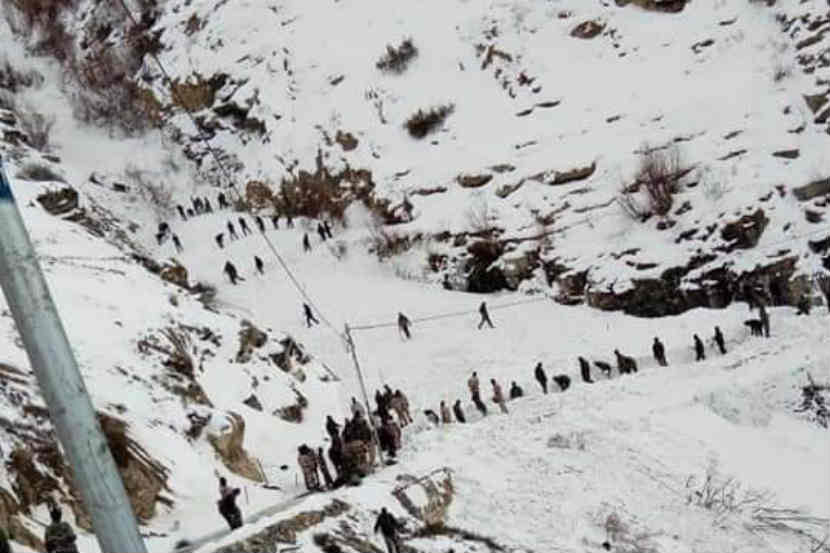 हिमाचल प्रदेशमध्ये झालेल्या हिमस्खलनात ६ जवान अडकले होते.