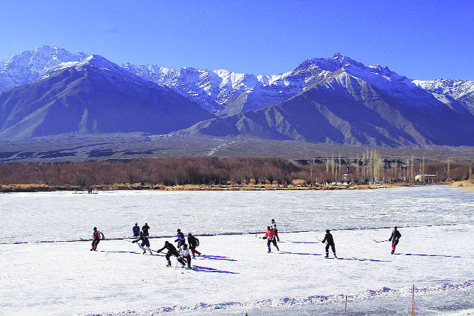 जम्मू-काश्मीरमधील हिवाळा म्हणजे सर्वत्र बर्फाची चादरच. पण याच बर्फाच्या चादरीवर गेल्या काही वर्षांत आइस हॉकीचा अनोखा खेळ विकसित झाला आहे.