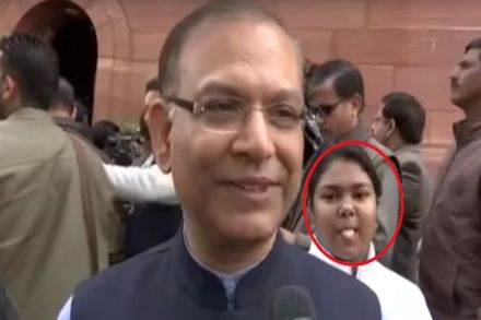 Budget 2019: जयंत सिन्हा बोलत असताना वाकुल्या काढून दाखवणारी मुलगी सोशल मीडियावर हिट