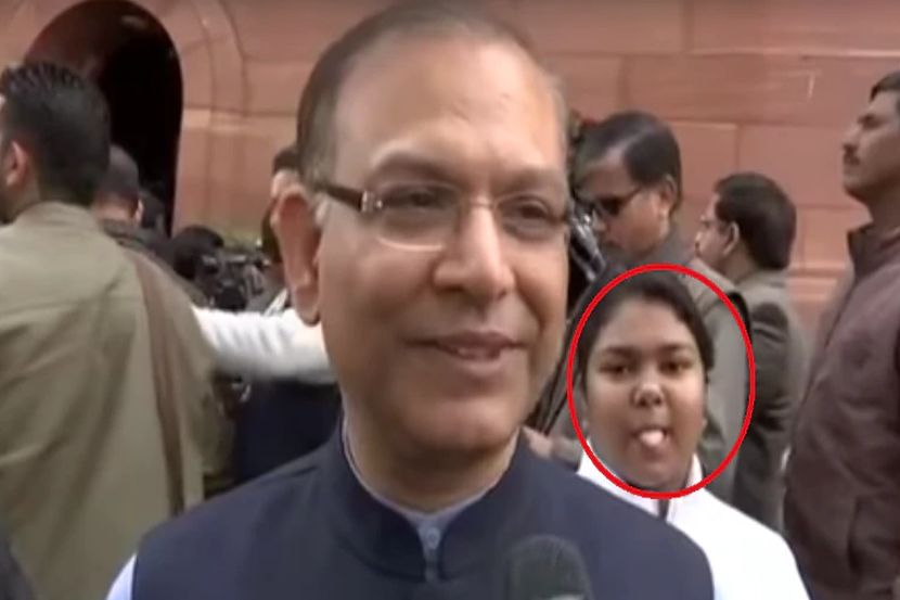 Budget 2019: जयंत सिन्हा बोलत असताना वाकुल्या काढून दाखवणारी मुलगी सोशल मीडियावर हिट