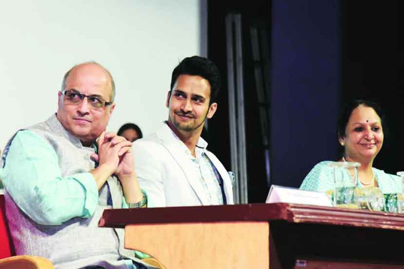 ज्या महाविद्यालयातून भूषणने शिक्षण पूर्ण केले त्याच महाविद्यालयाच्या स्नेहसंमेलनात दीड वर्षांपूर्वी तो प्रमुख पाहुणा म्हणून उपस्थित होता.
