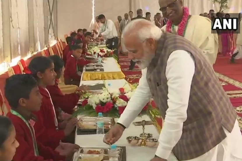 वृंदावन : पंतप्रधानांनी येथे शाळेतील गरीब विद्यार्थ्यांना आपल्या हाताने ३०० कोटींव्या थाळीमध्ये जेवण वाढले.