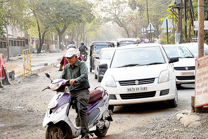 सिमेट रस्त्याच्या कामामुळे काँग्रेसनगर चौकात ऐकाच बाजून रस्ता सुरू आहे.