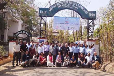 गोखले इन्स्टिटय़ूटमधील कार्यशाळेत स्टॅनफर्ड विद्यापीठातील संशोधक आणि प्रा. स्टीव्हन गोरेलिक, गोखले इन्स्टिटय़ूटचे संचालक प्रा. राजस परचुरे, संशोधक श्रीमती करीन, संशोधक डॉ. इनेस ओमन, जलसंपदा विभागाचे अभियंता प्रवीण कोल्हे यांची प्रमुख उपस्थिती होती.