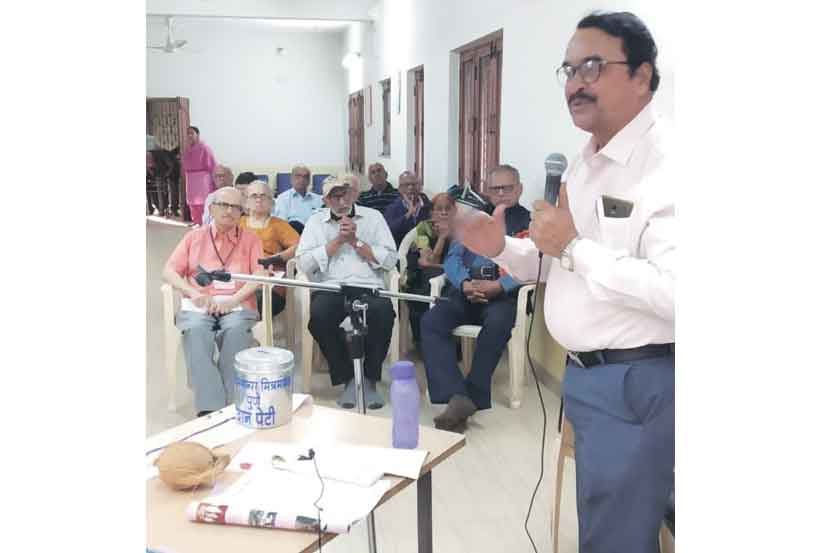 पार्किन्सन्स मित्र मंडळात व्याख्यान देताना डॉ. अविनाश भोंडवे.