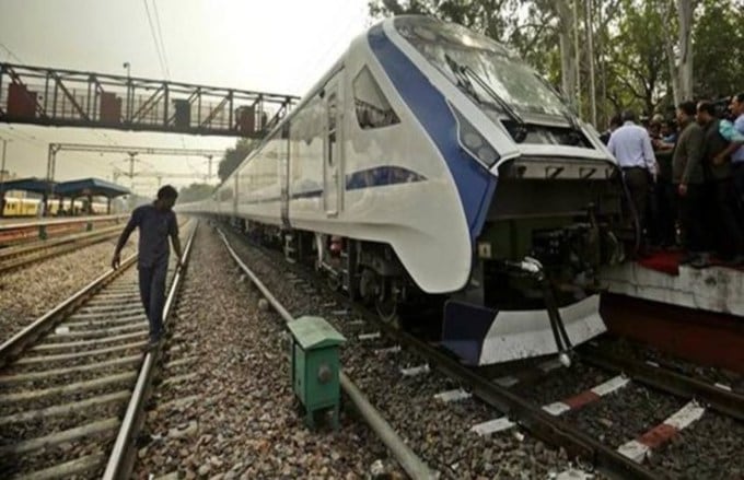 मोदींनी उद्धाटन केलेल्या वंदे भारत एक्स्प्रेसमध्ये दुसऱ्याच दिवशी बिघाड, सर्वात वेगवान ट्रेनचं इंजिन फेल