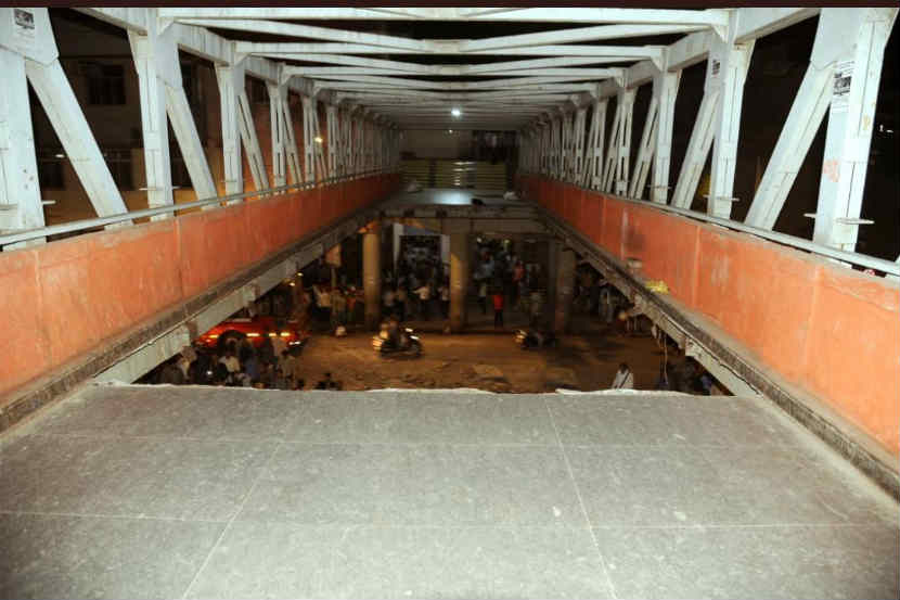 कोसळलेला पूल मुंबई महापालिकेचा; रेल्वे मंत्रालयाने जबाबदारी झटकली