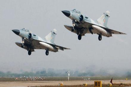 सीमारेषेवर भारतीय हवाई दलाच्या लढाऊ विमानांचा कसून सराव