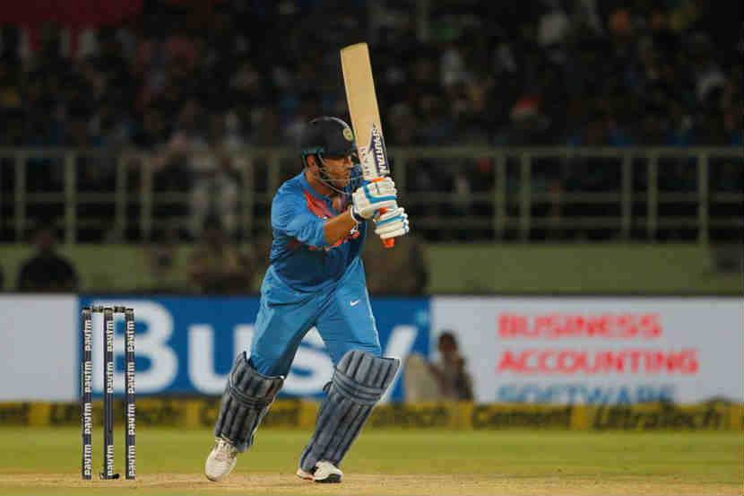 IND vs AUS : पहिल्या वन-डे सामन्याआधी भारताच्या गोटात चिंता, सरावादरम्यान धोनीला दुखापत