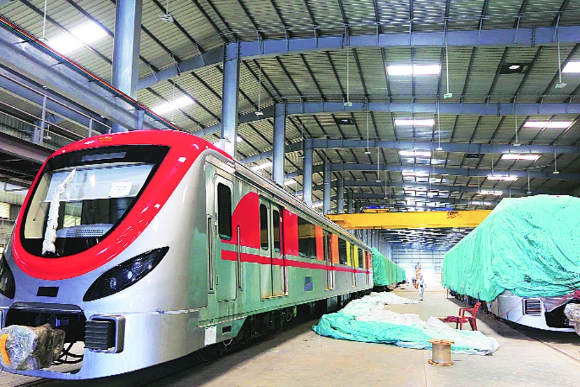 चीनवरून आयात केलेले मेट्रो रेल्वेसाठी लागणारे सहा डब्बे दाखल झाले आहेत.  (छायाचित्र : नरेंद्र वास्कर)