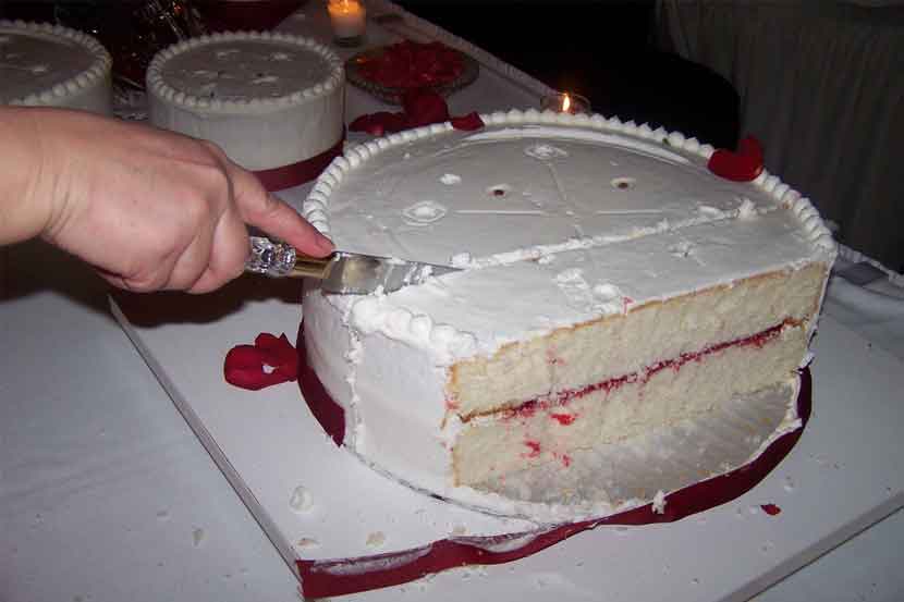 वाढदिवसाचा केक कापण्यासाठी तलवारी भाडयाने देण्याचा धंदा
