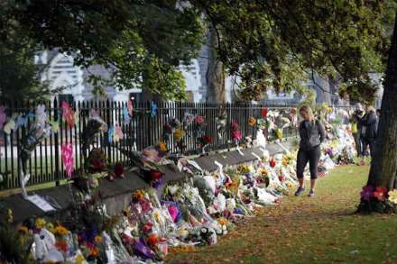 न्यूझीलंडमधील ख्राइस्टचर्च येथील अल नूर मशिदीजवळील रस्त्यावर गोळीबारातील मृतांना श्रद्धांजली म्हणून वाहिलेली फुले.