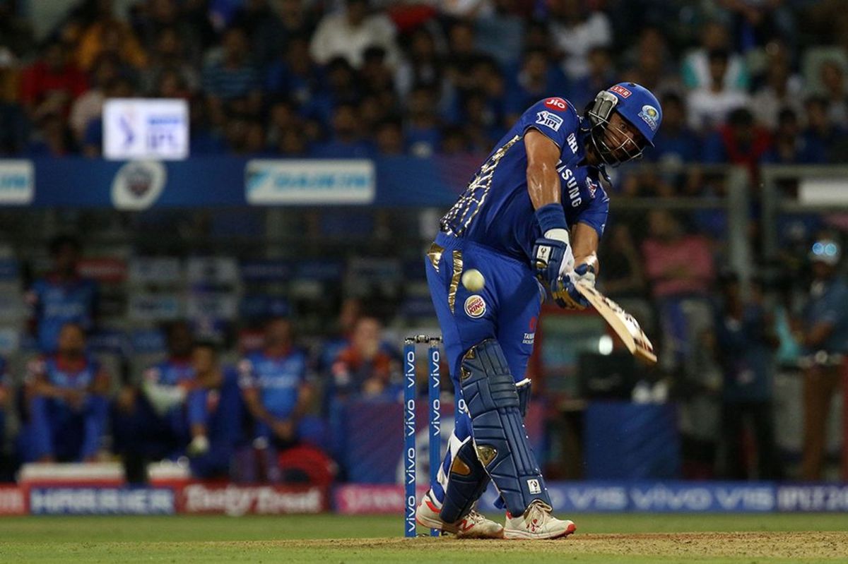IPL 2019 : Yuvi is Back! युवराजच्या लढाऊ खेळीचे चाहत्यांकडून कौतुक