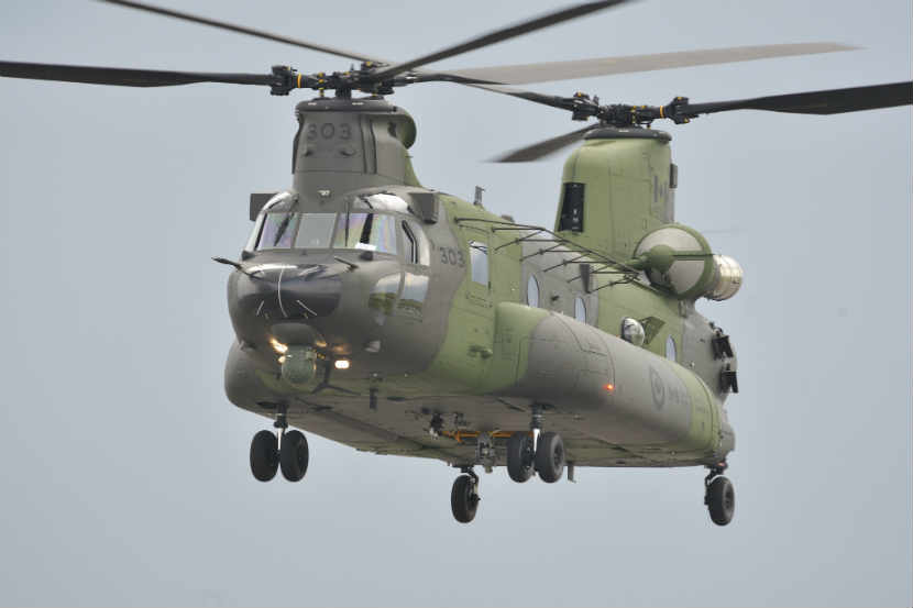 IAF च्या ताफ्यात पुढच्या आठवडयात चिनूक हेलिकॉप्टर्स, हॉवित्झर तोफांचेही ‘एअर लिफ्ट’