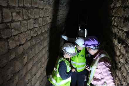 पुणे : स्वारगेट परिसरात सापडलेल्या भुयारांची पाहणी करताना पुरातत्व खात्याचे अधिकारी.