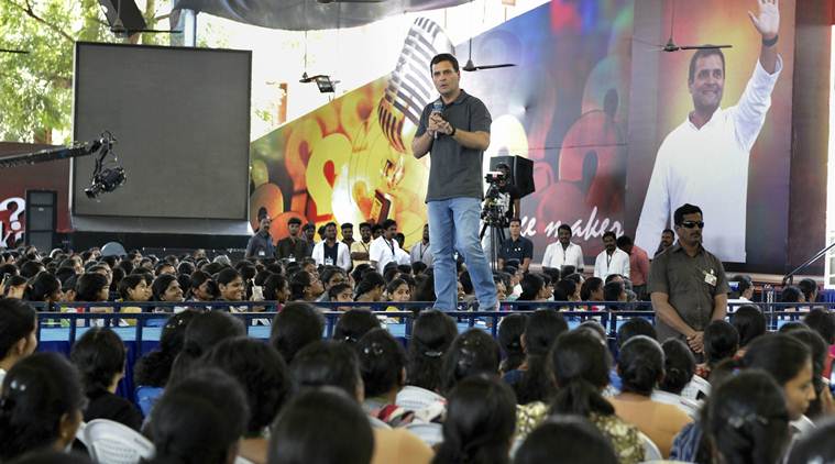 तामिळनाडूतील विद्यार्थ्यांशी काँग्रेस अध्यक्ष राहुल गांधी यांनी साधलेला संवाद हे आचारसंहितेचे उल्लंघन नसल्याचा निर्वाळा निवडणूक आयोगाने दिला आहे. (PTI Photo) (PTI3_13_2019_000068B)