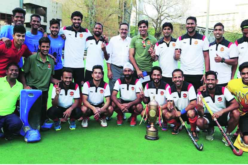 मुंबई सुवर्णचषक हॉकी स्पध्रेतील विजेता इंडियन ऑइलचा संघ.