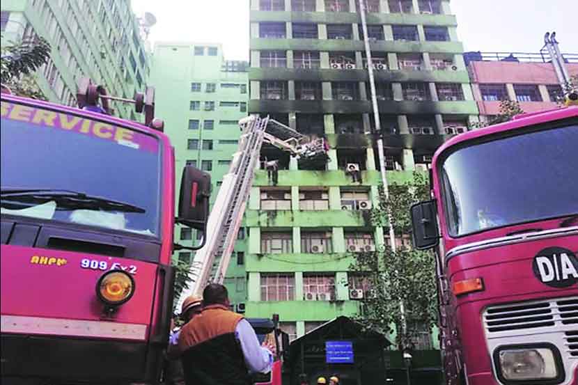 क्षिण दिल्लीत सीजीओ संकुलात सामाजिक न्याय मंत्रालयाच्या कार्यालयामध्ये लागलेल्या आगीत केंद्रीय औद्योगिक सुरक्षा दलाचा (सीआयएसफ) एक उपनिरीक्षक मरण पावला.