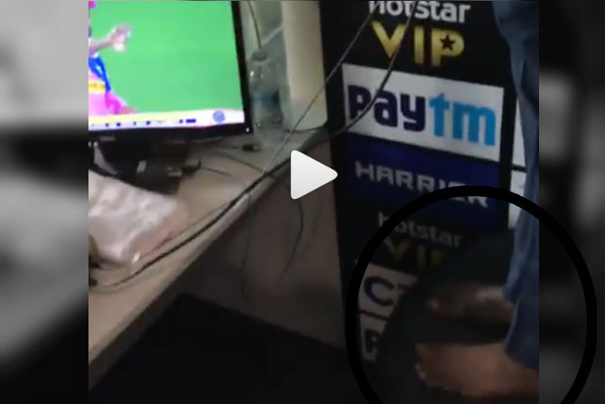 Video : …म्हणून चक्क खुर्चीवर उभं राहून करावं लागलं IPL चं समालोचन