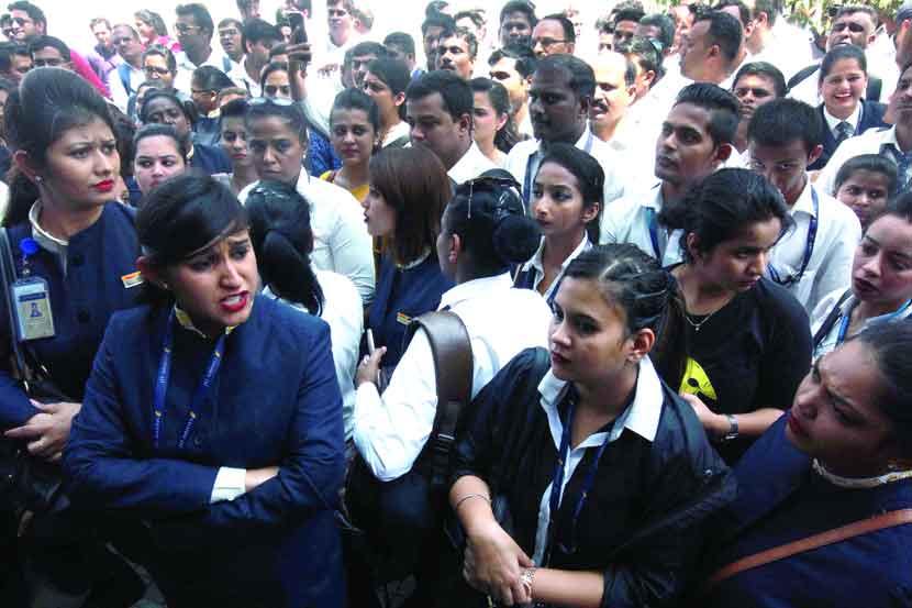 ‘जेट एअरवेज’च्या कर्मचाऱ्यांनी मुंबईतील कंपनीच्या मुख्यालयासमोर आंदोलन केले. (छायाचित्र: प्रदीप दास)