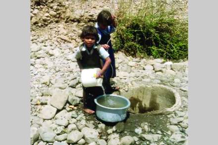 मोझरी येथील नदीच्या झऱ्यातून पाणी गोळा करताना लहान मुली.