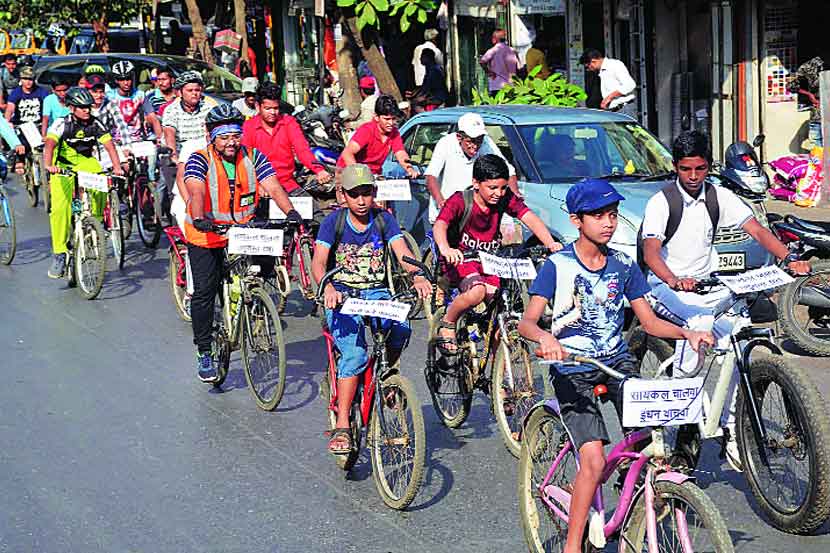 गुडीपाडव्याच्या पूर्वसंध्येला श्री कौपिनेश्वर सांस्कृतिक न्यास आणि क्रीडाभारती यांच्या वतीने काढलेल्या सायकल यात्रेत  इतिहासकालीन मदिरांना भेट देण्यात आली.  ( छायाचित्र : सचिन देशमाने)