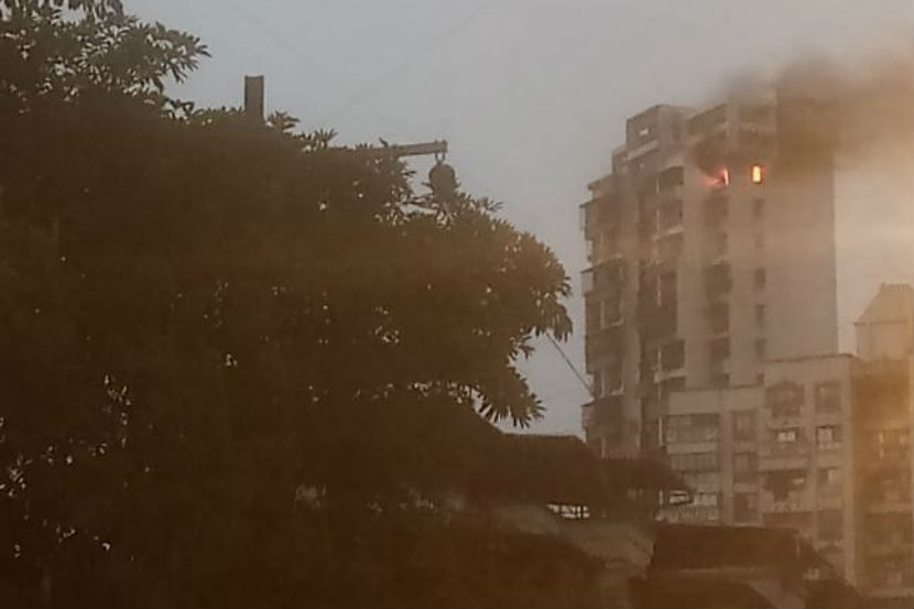 नवी मुंबईत रहिवासी इमारतीला आग, अग्निशामकच्या गाड्या घटनास्थळी दाखल