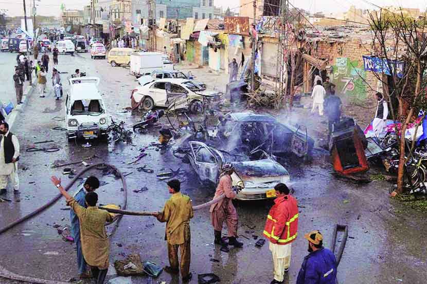 पाकिस्तानच्या बलुचिस्तान प्रांतातील एका गजबजलेल्या बाजारपेठेत घडविण्यात आलेल्या आत्मघातकी बॉम्बहल्ल्यात २१ जण ठार झाले