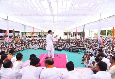 शहीद जवानांच्या नावावर मत मागताना लाज कशी वाटत नाही – मुंडे