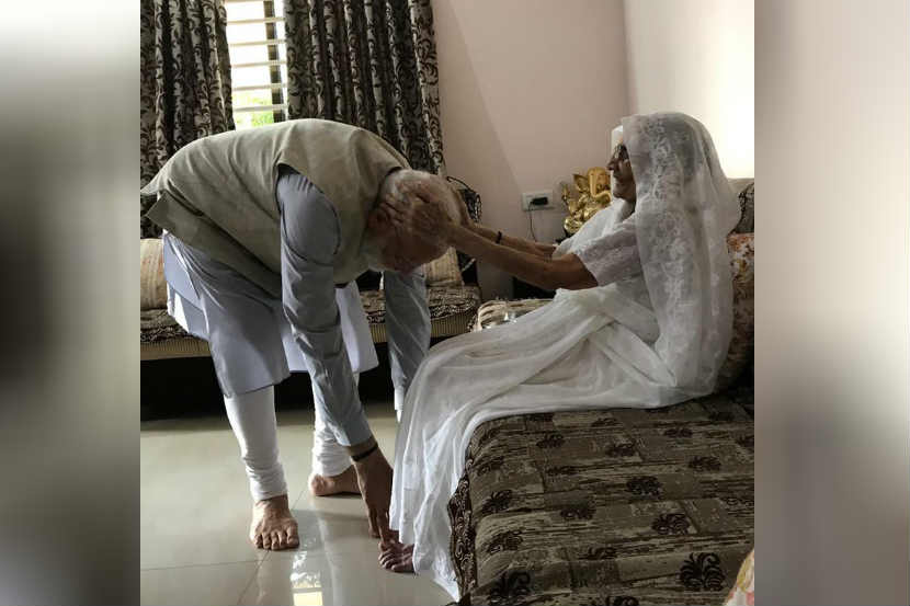 मतदानापूर्वी मोदी गांधीनगर येथील निवासस्थानी गेले. तिथे त्यांनी आई हिराबेन यांची भेट घेतली.