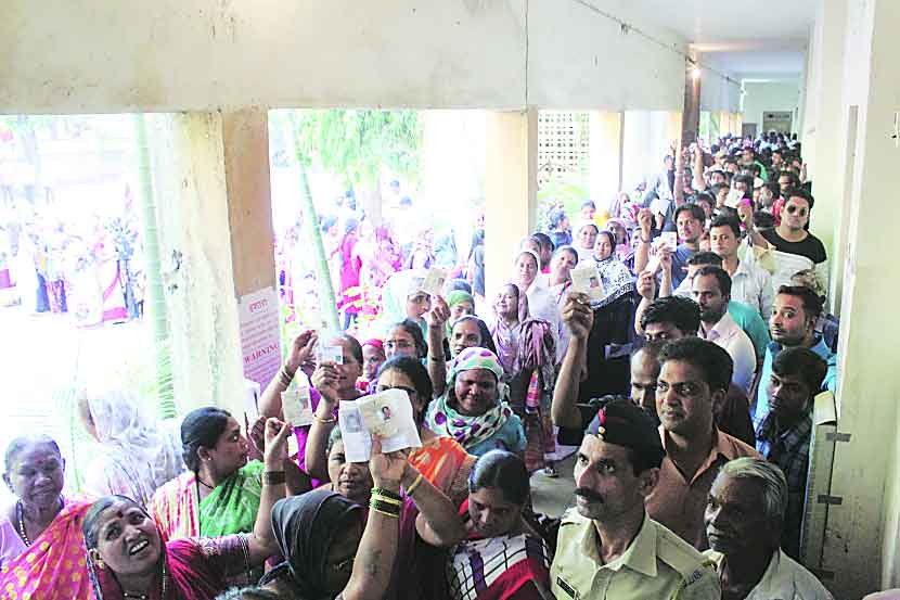 मध्य नाशिकमधील भालेकर हायस्कूल मतदान केंद्र प्रत्येक निवडणुकीत चर्चेचा विषय असते. दिवसभर तुरळक मतदार फिरकत असलेल्या या केंद्रात शेवटच्या एका तासात जादू होऊन मतदारांच्या रांगा लागतात. सोमवारी पुन्हा तोच अनुभव आला. मतदारांच्या गर्दीमुळे वऱ्हांडय़ात पाय ठेवण्यासही जागा नव्हती. तसेच आवारातही रांगा लागल्या होत्या. (छाया- यतीश भानू)