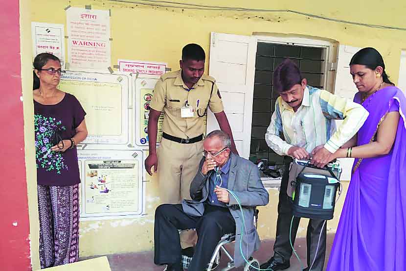वाशीतील ६३ वर्षीय मतदार डॉ. सुधीर भार्गव यांनी आजारी असल्याने ऑक्सिजनची नळकांडी लावलेली असतानाही आपला मतदानाचा हक्क बजावला. 
