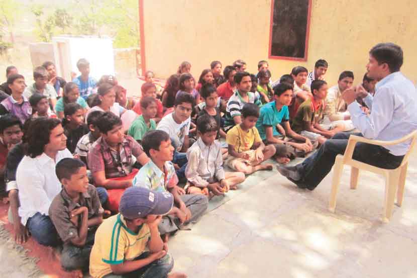 सेवाध्यास : शिक्षणाच्या वाटेवर मदतीचा हात