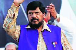 काही ठिकाणी भाजपाऐवजी राष्ट्रवादीला मतदान, EVM मुद्द्यावर आठवलेंचा पवारांना टोला