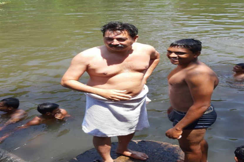 खासदार संभाजीराजेंनी तरुणांसोबत नदीत लुटला पोहण्याचा आनंद