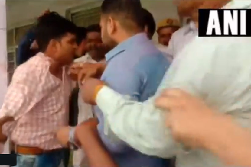 मुरादाबादमधील बूथ क्रमांक २३१ येथे निवडणूक कर्मचाऱ्याला भाजपा कार्यकर्त्यांनी मारहाण केली.