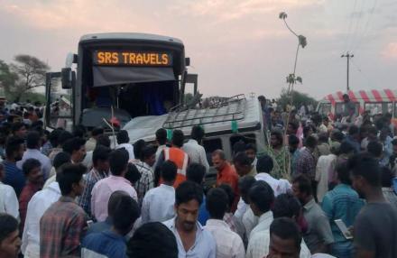 आंध्र प्रदेशमध्ये भीषण अपघात, खासगी बस-जीपच्या धडकेत 15 ठार