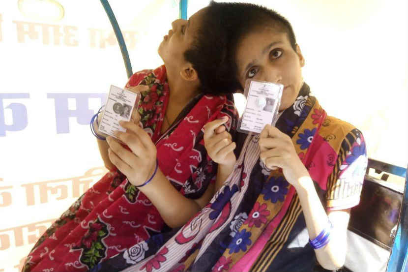 सयामी जुळ्या बहिणींनी यंदा बजावला मतदानाचा स्वतंत्र हक्क!