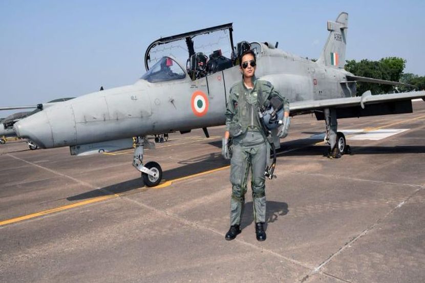 फ्लाइट लेफ्टनंट मोहना सिंहने रचला इतिहास, हॉक विमान उडवणारी पहिली महिला लढाऊ वैमानिक