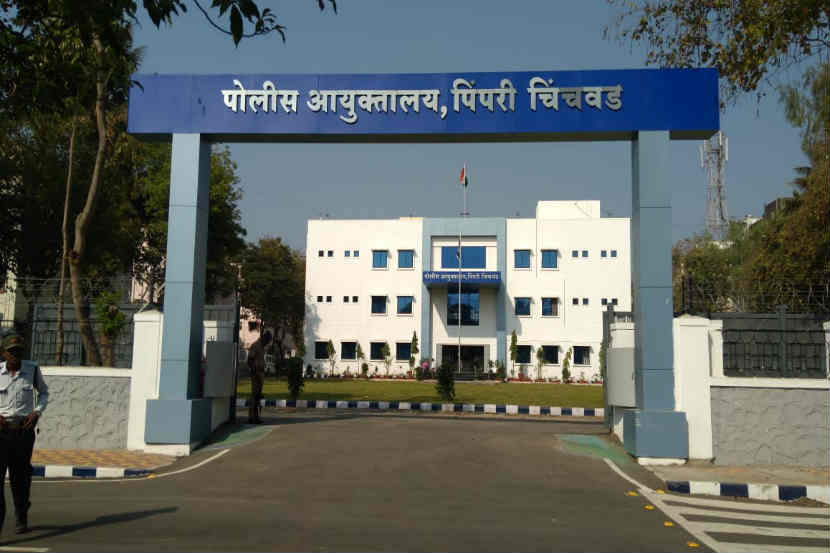 तक्रार दाखल करायला पोलिसांचा नकार, महिलेचा आयुक्तालयाच्या गेटवर आत्महत्येचा प्रयत्न
